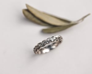 Image of 18ct White Gold, 4mm Laurel Leaf carved ring.