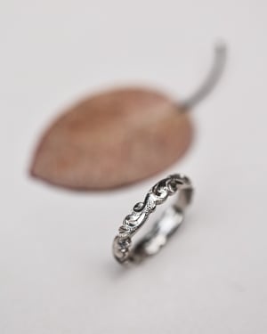 Image of 18ct White Gold, 4mm Floral Carved ring