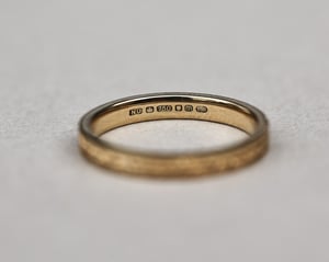 Image of 18ct Yellow gold, 3mm Flat court Laurel Leaf and Milled edge engraved ring