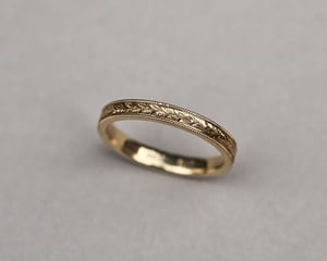 Image of 18ct Yellow gold, 3mm Flat court Laurel Leaf and Milled edge engraved ring