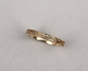 Image of 18ct Yellow gold, 3mm Flat court Laurel Leaf and Milled edge engraved ring