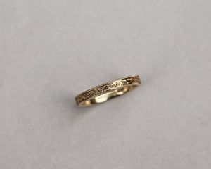 Image of 18ct Yellow gold, 3mm Flat court Laurel Leaf and Milled edge engraved ring