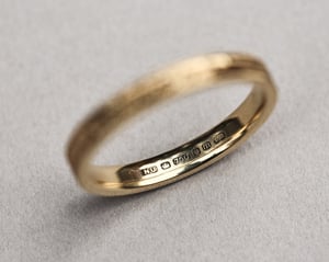 Image of 18ct Yellow gold, 3mm Flat court Laurel Leaf and Milled edge engraved ring