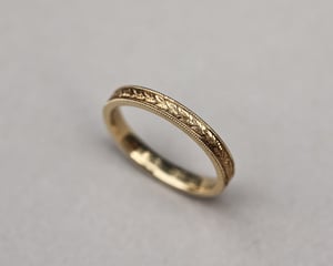 Image of 18ct Yellow gold, 3mm Flat court Laurel Leaf and Milled edge engraved ring