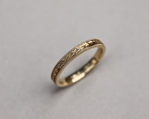 Image of 18ct Yellow gold, 3mm Flat court Laurel Leaf and Milled edge engraved ring