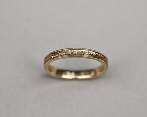 Image of 18ct Yellow gold, 3mm Flat court Laurel Leaf and Milled edge engraved ring