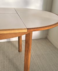 Image 10 of MESA DE MADERA CON SOBRE DE MELAMINA BEIS, AÑOS 80