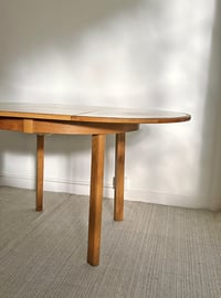 Image 11 of MESA DE MADERA CON SOBRE DE MELAMINA BEIS, AÑOS 80