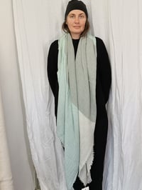 Image 2 of Carré foulard coloris "Sucre d'orge"