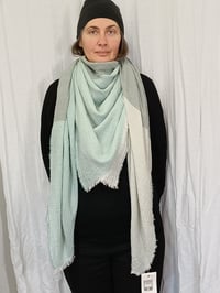 Image 1 of Carré foulard coloris "Sucre d'orge"