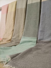 Image 3 of Carré foulard coloris "Sucre d'orge"