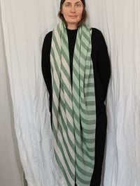 Image 2 of Carré foulard coloris "green stripe "