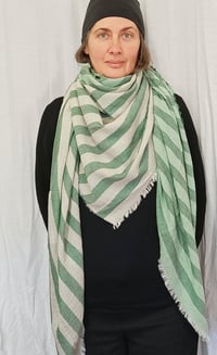 Image 1 of Carré foulard coloris "green stripe "