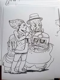Mand med hjelm og hans venner