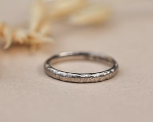 Image of 18ct white gold 2mm horn texture ring