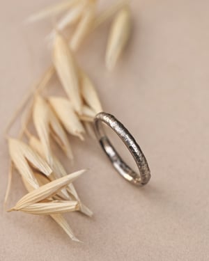 Image of 18ct white gold 2mm horn texture ring