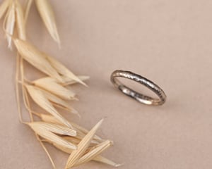 Image of 18ct white gold 2mm horn texture ring