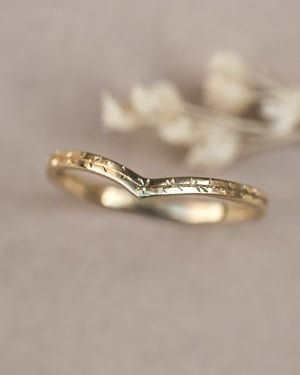 Image of 18ct  Gold 1.5mm Willow Leaf engraved wishbone ring 