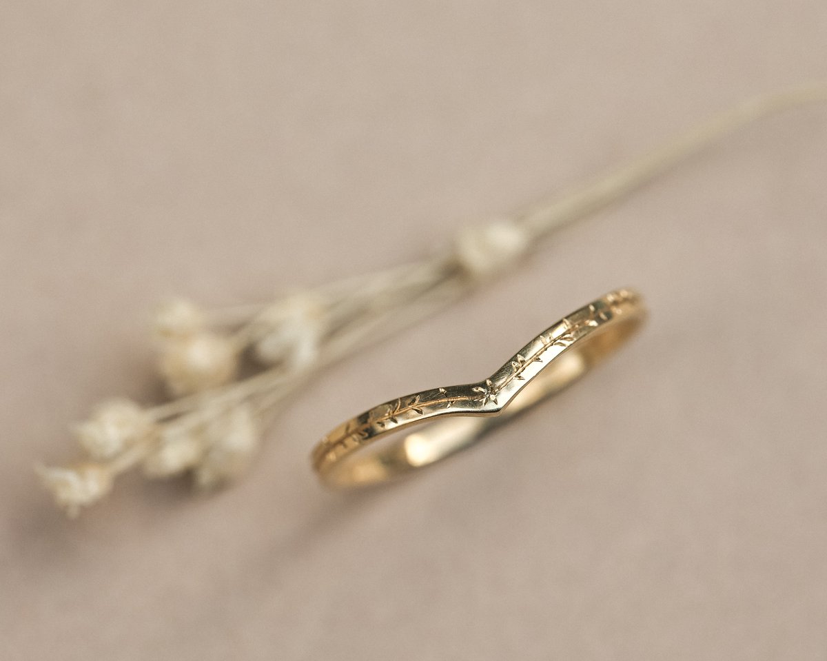 Image of 18ct  Gold 1.5mm Willow Leaf engraved wishbone ring 