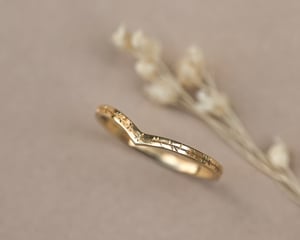 Image of 18ct  Gold 1.5mm Willow Leaf engraved wishbone ring 