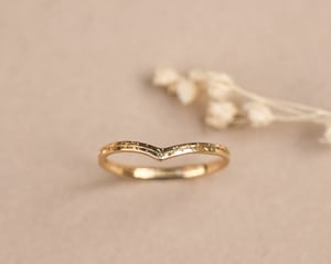 Image of 18ct  Gold 1.5mm Willow Leaf engraved wishbone ring 