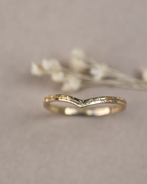 Image of 18ct  Gold 1.5mm Willow Leaf engraved wishbone ring 