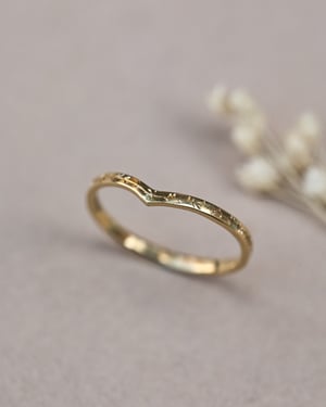 Image of 18ct  Gold 1.5mm Willow Leaf engraved wishbone ring 