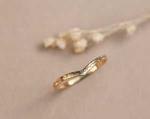 Image of 18ct  Gold 1.5mm Willow Leaf engraved wishbone ring 