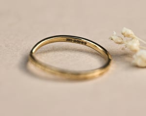 Image of 18ct  Gold 1.5mm Willow Leaf engraved wishbone ring 