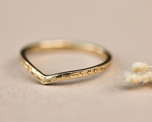 Image of 18ct  Gold 1.5mm Willow Leaf engraved wishbone ring 