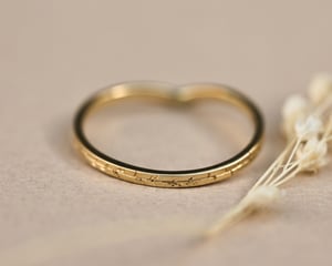 Image of 18ct  Gold 1.5mm Willow Leaf engraved wishbone ring 