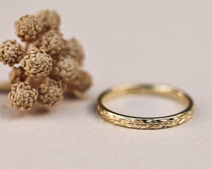 Image of 18ct gold 2mm ‘Olive leaf’ engraved ring