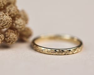 Image of 18ct gold 2mm ‘Olive leaf’ engraved ring