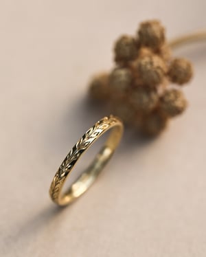 Image of 18ct gold 2mm ‘Olive leaf’ engraved ring