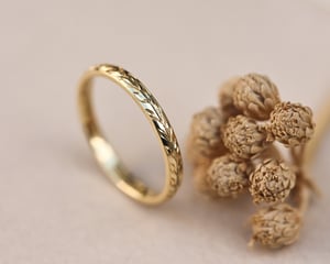 Image of 18ct gold 2mm ‘Olive leaf’ engraved ring