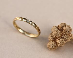 Image of 18ct gold 2mm ‘Olive leaf’ engraved ring