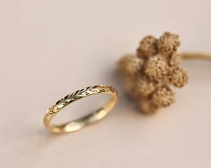 Image of 18ct gold 2mm ‘Olive leaf’ engraved ring