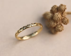 Image of 18ct gold 2mm ‘Olive leaf’ engraved ring