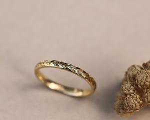 Image of 18ct gold 2mm ‘Olive leaf’ engraved ring