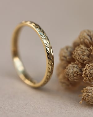 Image of 18ct gold 2mm ‘Olive leaf’ engraved ring