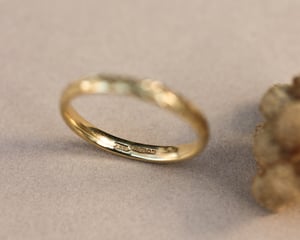 Image of 18ct gold 2mm ‘Olive leaf’ engraved ring