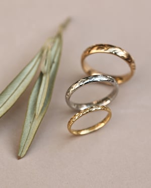 Image of 18ct gold 2mm ‘Olive leaf’ engraved ring