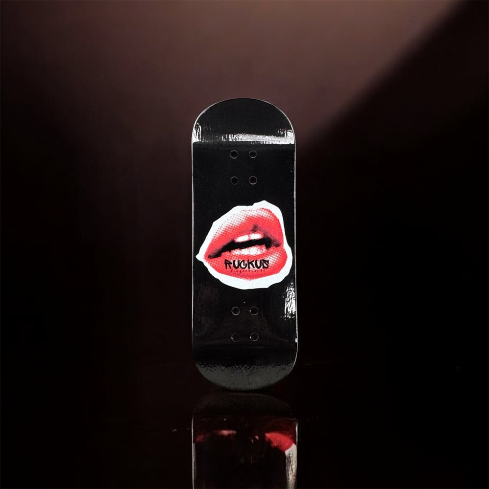 Hot Lips - Real Wear Graphic