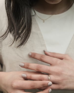 Image of 18ct gold 2mm ‘Olive leaf’ engraved ring