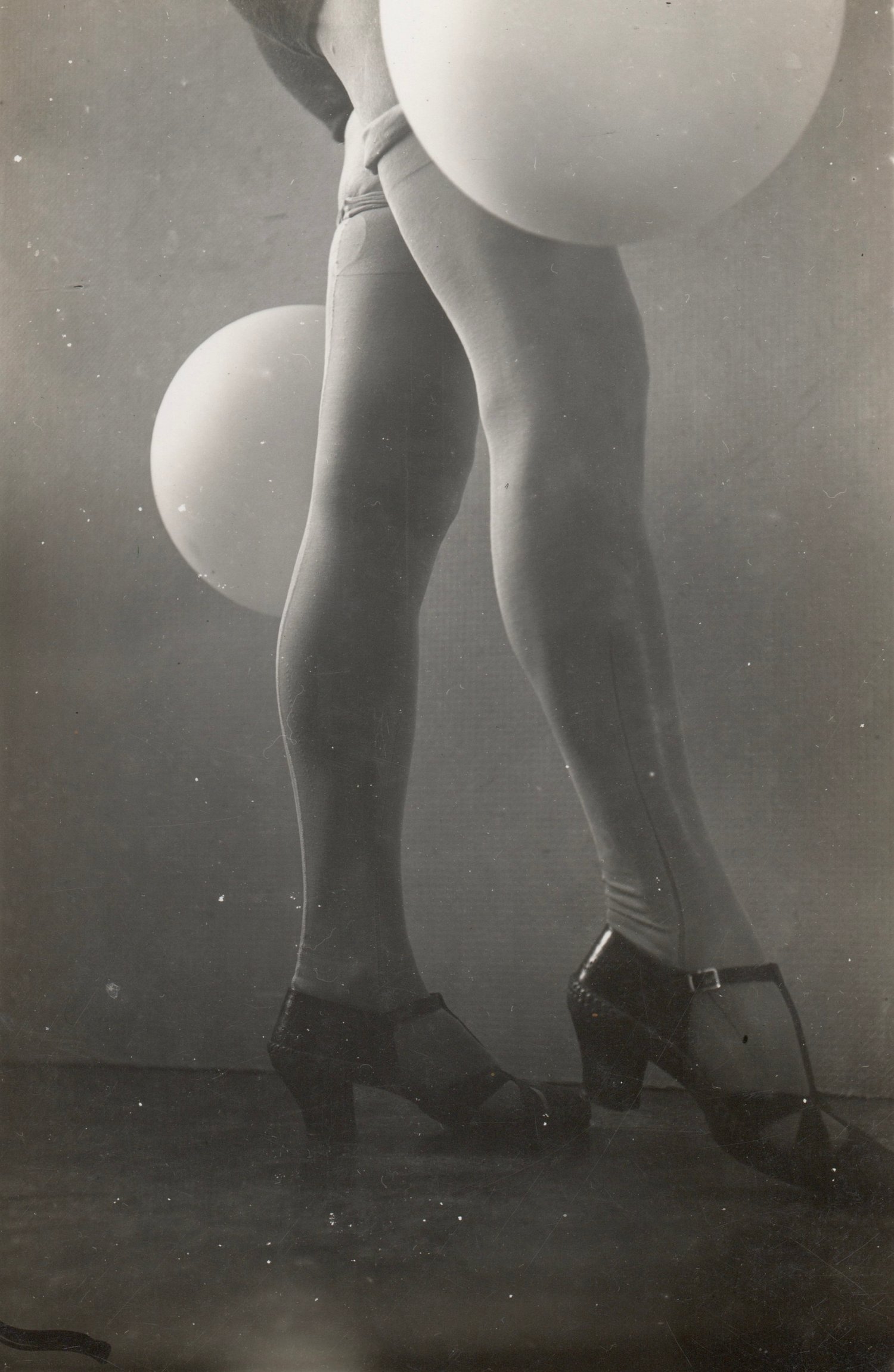 Image of Anonyme: stockings and two balloons, ca. 1930s