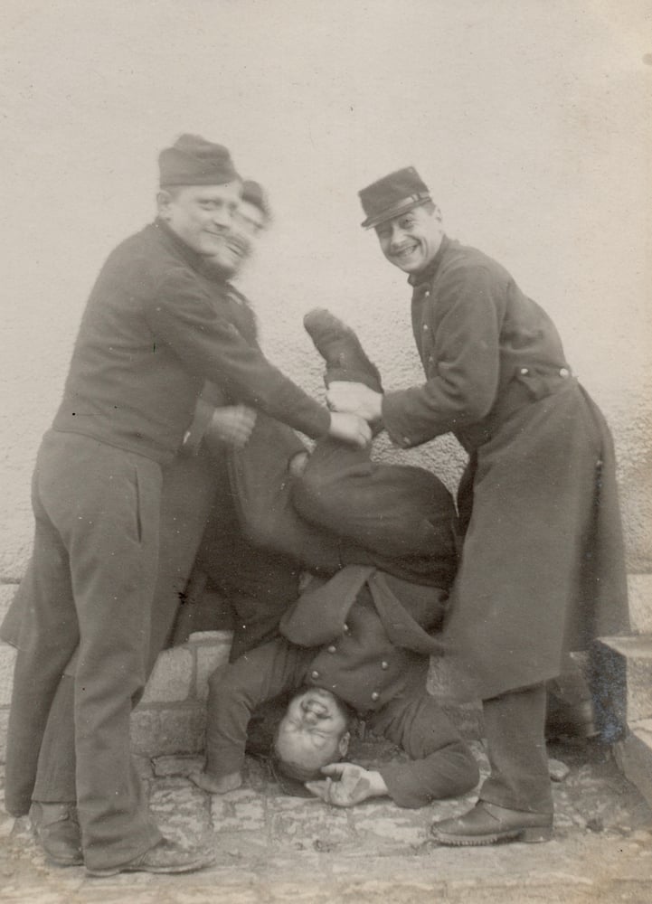 Image of Anonyme: French soldiers having fun, ca. 1900