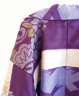 Image of Kort kimono dame i lavendelfavetl silke m. blomstermønstre - vendbar