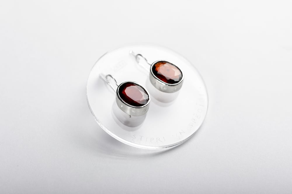 Image of "Love is all you need" silver earrings with garnets  · AMORE TANTUM OPUS EST ·