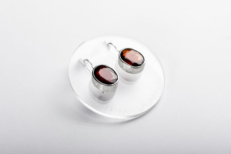 Image of "Love is all you need" silver earrings with garnets  · AMORE TANTUM OPUS EST ·