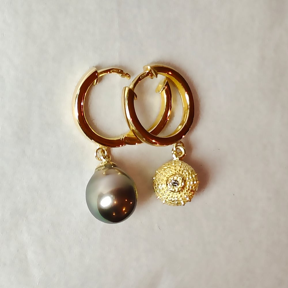 Beeld van Tahiti pearl with diamond hoops